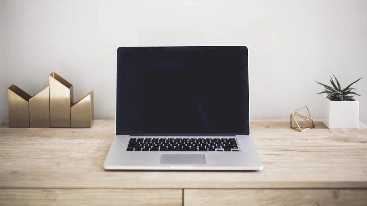 Laptop z wymienianą baterią — widok od spodu