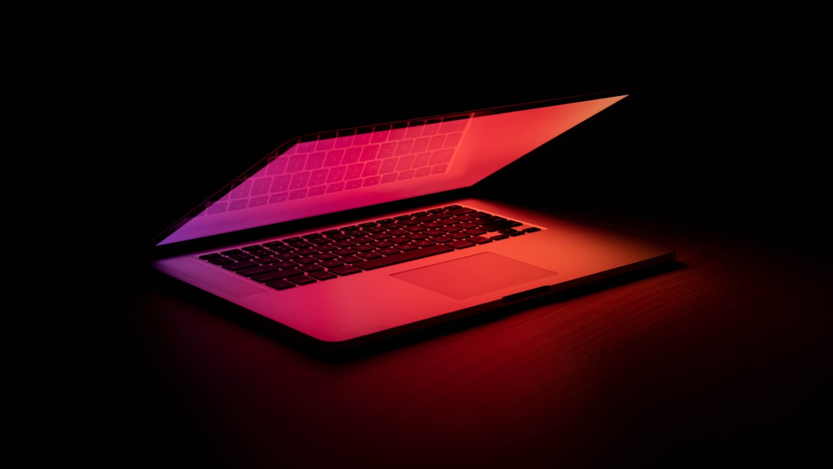 Naprawiany monitor laptopa — widok z tyłu na zawiasy i matrycę
