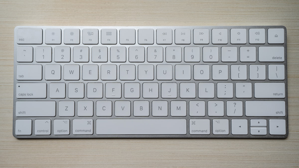 Komputer gamingowy z podświetleniem RGB w obudowie