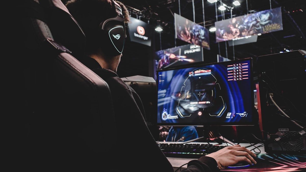 Kontroler do gier Xbox leżący obok klawiatury i myszy