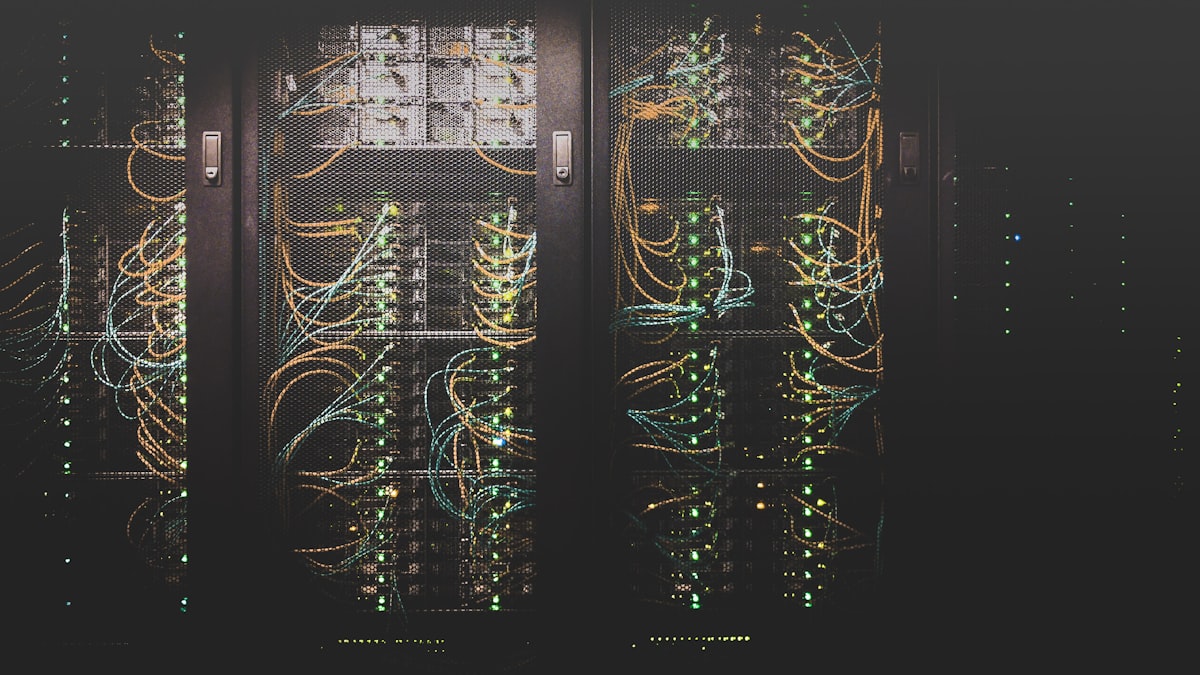 Kłódka cyfrowa na ekranie symbolizująca cyberbezpieczeństwo