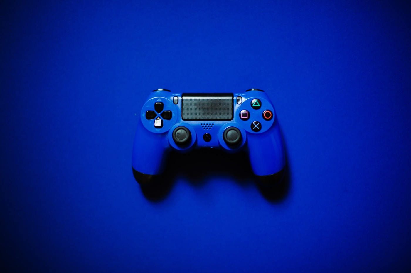 Kontroler PlayStation i klawiatura na biurku