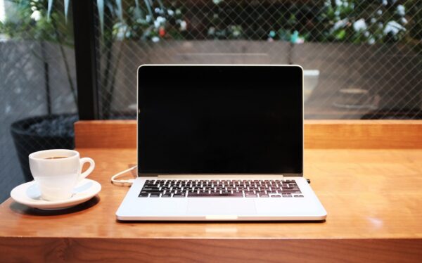 Praca zdalna — home office z laptopem