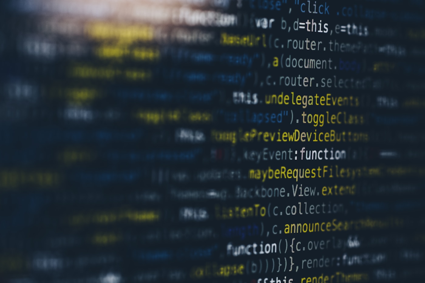 VS Code na ekranie laptopa
