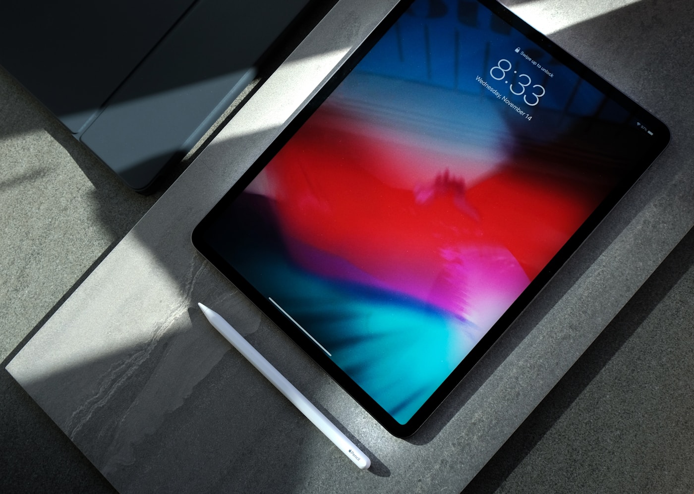 Tablet i smartfon na biurku