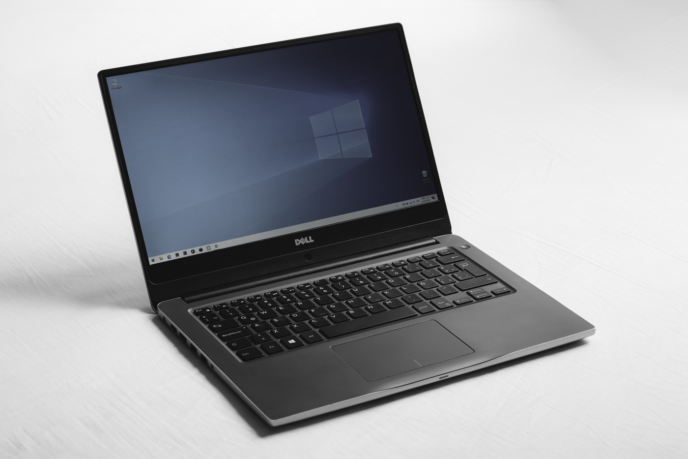 Czyszczenie laptopa sprężonym powietrzem