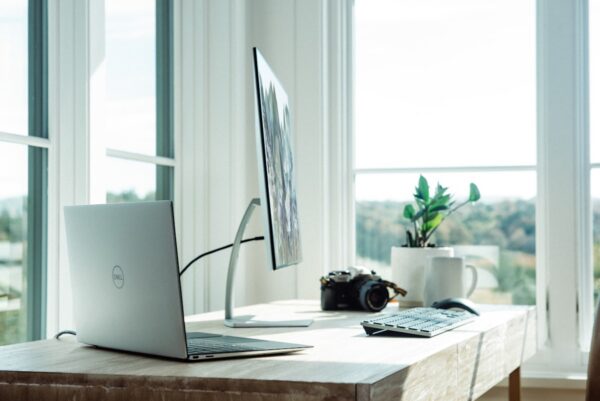 Laptop z widocznym wskaźnikiem ładowania